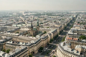 Vue aérienne d'un espace urbain européen montrant la diversité des zones de la ville, du centre historique aux périphéries industrielles