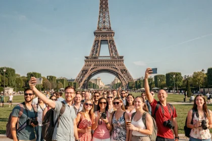 Foule de touristes internationaux rassemblés au pied de la Tour Eiffel lors des Jeux Olympiques de Paris