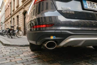 Arrière d'une voiture moderne conforme aux normes Euro 6 avec pot d'échappement propre en milieu urbain européen