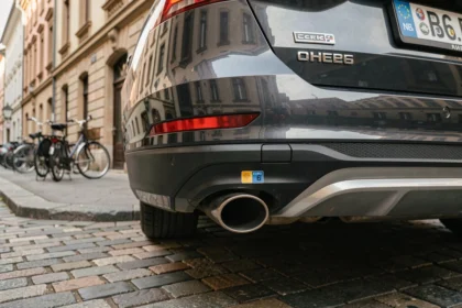 Arrière d'une voiture moderne conforme aux normes Euro 6 avec pot d'échappement propre en milieu urbain européen